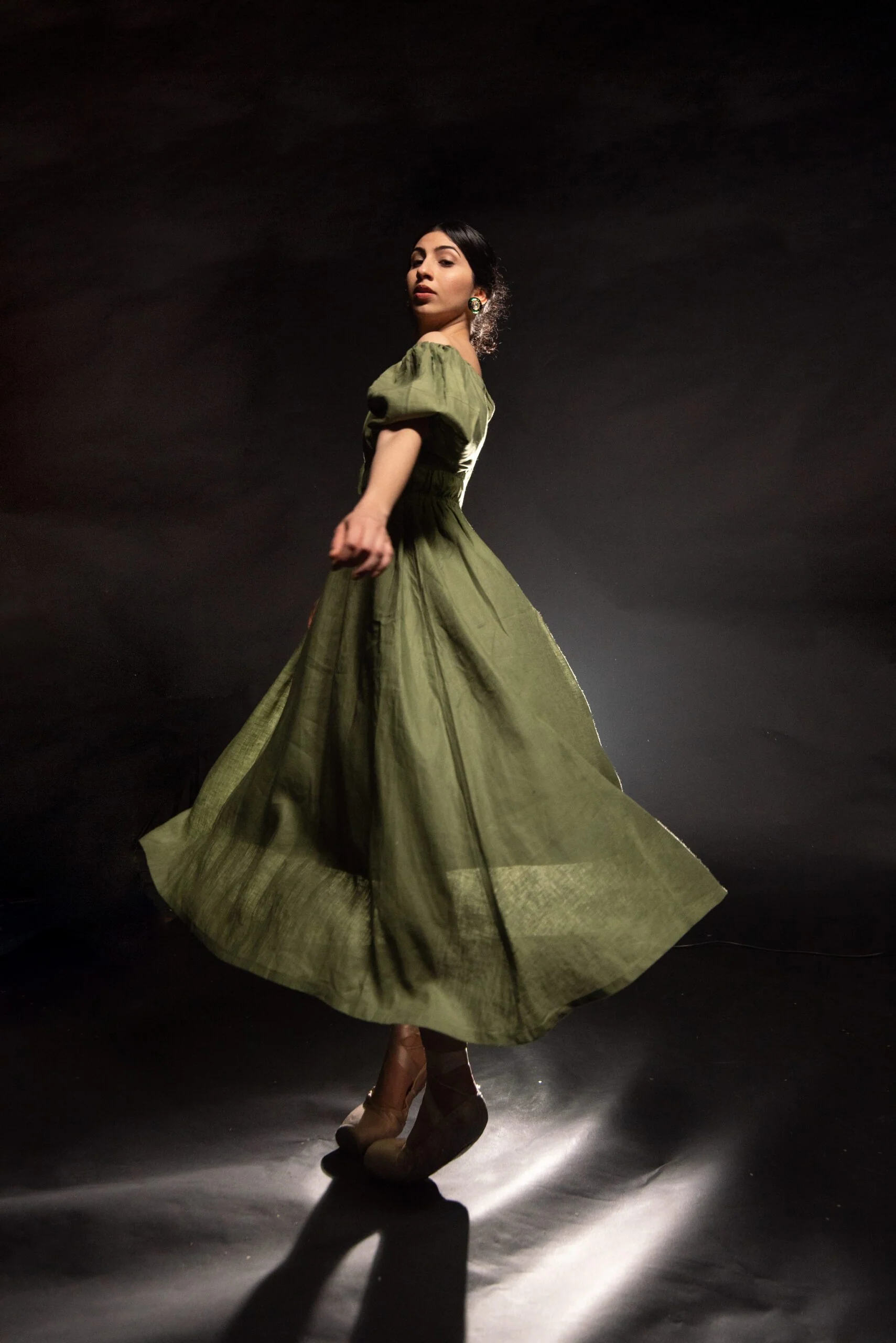 En Pointe Elegance - Image 2